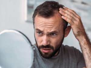 Saç dökülmesi tedavisi İzmir kapsamında saç kaybı nedenlerinin dermatolog tarafından değerlendirilmesi